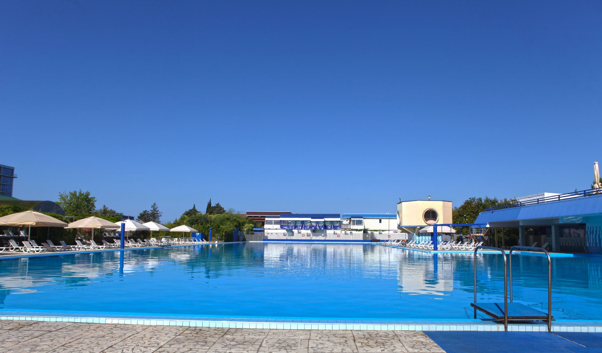 Бассейн кургородок адлер. Бассейн пансионата изумруд адлер. Адлеркурорт дельфин бассейн. Плавательный бассейн адлеркурорт. Адлеркурорт дельфин бассейн.