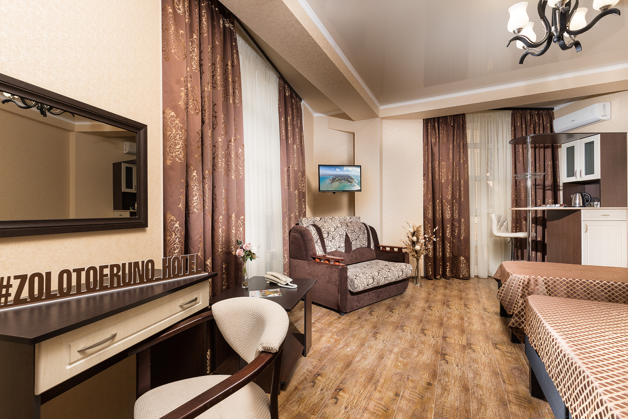 Гостиница в анапе золотое руно. Гостевой дом золотое руно витязево. Золотое руно в гостиной. Гостиница золотое руно. Отель золотое руно витязево официальный сайт.